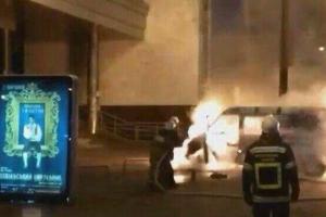 В Киеве взорвался и сгорел микроавтобус "Газель" 