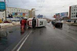 В Одессе после столкновения с иномаркой перевернулась карета скорой помощи