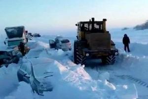 На Одесчине движение перекрыто по всем трассам: сугробы выросли в человеческий рост