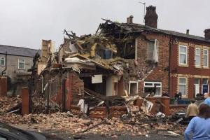 В Манчестере мощный взрыв разрушил жилой дом и покалечил 5 человек