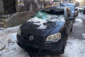 В Киева с крыши сорвалась глыба льда, разбив два припаркованных авто 