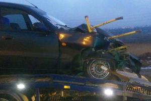 В Мариуполе спасателям пришлось доставать женщину из  автомобиля, влетевшего в ограду моста