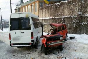 В Хмельницком пассажирский микроавтобус разорвал пополам легковушку: 7 человек пострадали