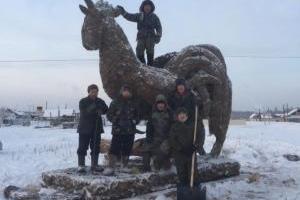 Российские умельцы в Якутии слепили из навоза символ 2017 года
