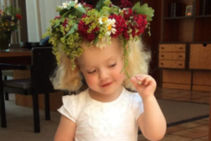 Маленькая дочь Аллы Пугачевой уже примеряет украшения звездной мамы