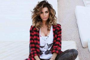 Певица Анна Седокова искупалась в океане из алых роз