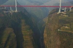 В Китае открыли для движения транспорта самый высокий в мире навесной мост