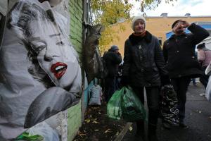 Как живет половина России: страна, грозящая всему миру, погружается в нищету