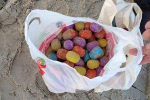 На берег немецкого острова Лангеог выбросило огромную партию пластиковых яиц "Kinder"