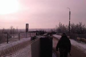 Боевики "ЛНР" продолжают блокировать работу КПВВ "Золотое" и ограничили ввоз продуктов в "республику"