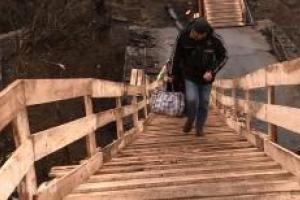 Жители "ЛНР" возмущены: у блокпостов боевиков растут горы отобранной у людей еды