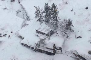 В Италии спасатели освободили из похороненного под лавиной отеля 2-х людей: появилось видео операции