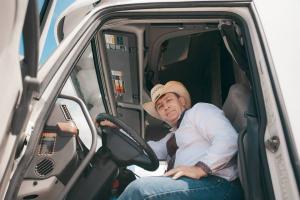 Сеть взорвал новый ироничный хит поющего дальнобойщика о "вежливых людях" России