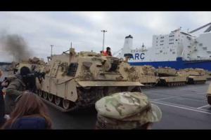 В сети появилось видео выгрузки бронетехники армии США в морском порту Германии