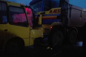 На Киевщине грузовик врезался в рейсовый автобус: пострадало 5 человек