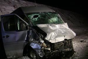 На Буковине "Mercedes" на "встречке" врезался в микроавтобус: погибли 4 человека