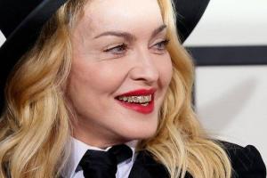 Мадонна отправилась в Швейцарию с молодым темнокожим любовником