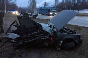 В Мариуполе "Nissan" с военными на огромной скорости влетел в столб: авто разорвало на куски