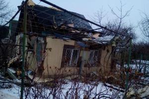 В прифронтовой Авдеевке в результате ночного обстрела разрушен дом