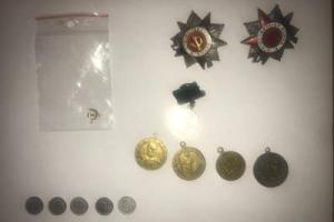 На Одесчине пограничники задержали украинку, которая пыталась вывезти из страны монеты и награды