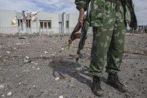 В сеть попало видео, как российские военные-мародеры орудуют на разрушенном пивном складе в Донецке