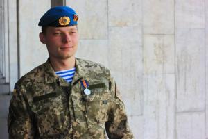 В Днепре умер боец ВСУ Николай Гуцаленко: в сети вспоминают, как "киборг" устанавливал флаг на крыше ДАП