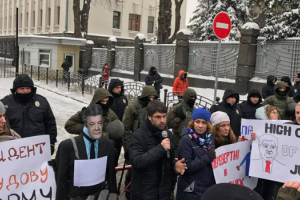 В Киеве под стенами АП активисты установили "памятник" Порошенко