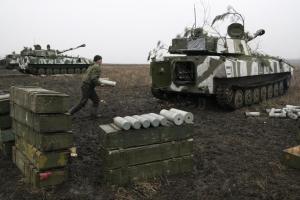 Россия за неделю перебросила на Донбасс более 100 тонн боеприпасов и 40 платформ с боевой техникой - Тымчук