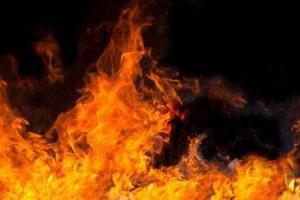 В Донецке в районе железнодорожного вокзала после попадания снаряда начался пожар