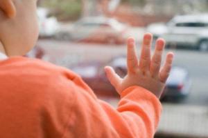 В Хмельнике 4-летняя девочка выпала с балкона, пока ее горе-мать развлекалась в ночном клубе