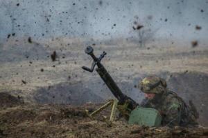 На Светлодарской дуге боевики ведут огонь из танков и САУ - волонтер