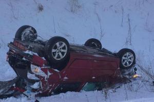 В Киеве "Peugeot" улетел в кювет и перевернулся: погибла 18-летняя пассажирка авто