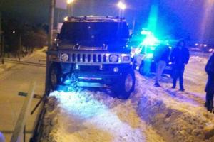 В Ровно пьяная девушка-водитель на чужом "Hummer" устроила ДТП и сбежала с места аварии