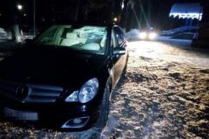 В Черкассах пьяный депутат на "Mercedes" возле развлекательного заведения наехал на человека