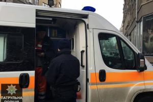В центре Харькова девушка получила серьезную травму: с крыши на нее упала снежная глыба