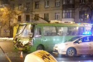 В Харькове маршрутка влетела в прицеп тягача, перевозившего БТР