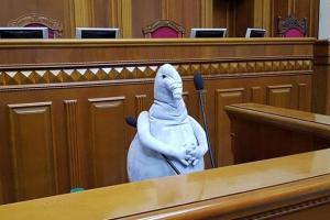 Нардеп Береза пришел на заседание Кабмина в компании плюшевого Ждуна