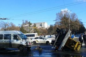 В центре Запорожья маршрутка с пассажирами столкнулась с автовышкой