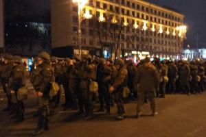 На Майдане произошла бойня: избит нардеп, есть задержанные, силовики сносят палатки протестующих 