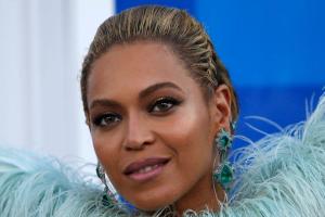 Беременная певица Бейонсе поразила публику нарядами на церемонии "Грэмми-2017"