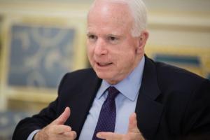 Русские убивают украинцев ежедневно для тестирования администрации Трампа - Маккейн