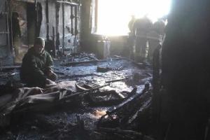 В сеть попало видео, как боевики выносят останки "Гиви" из сгоревшего кабинета