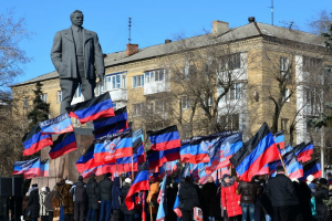В "ДНР" очередной праздник, в центре Донецка людей собрали на торжественный митинг