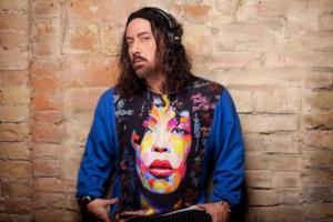 Шоумен Дима Коляденко представил новый трогательный клип о любви