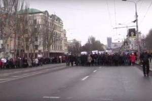 "Народ с митинга в Донецке разбежался через 15 минут. Клоунада кончилась" - соцсети