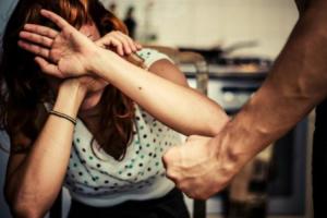 На Донетчине вооруженный мужчина полдня насиловал женщину на глазах ее малолетних детей