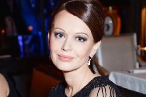 Актриса Ирина Безрукова появилась на публике в компании молодого мужчины