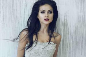 Певица Нюша ошеломила поклонников экстравагантным смелым нарядом