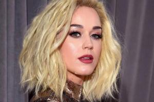 Певица Кэти Перри появилась на церемонии "Grammy Awards" в странном наряде