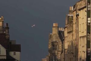 Над шотландским Эдинбургом удалось снять на камеру огромное НЛО